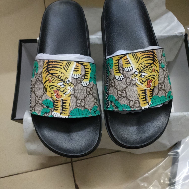 G*u*i slippers